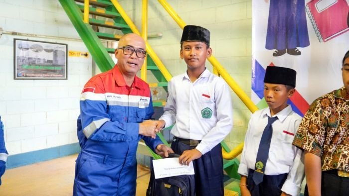 Direktur Operasi PT KPB, Arafat Bayu Nugroho membagikan Paket Perlengkapan Sekolah di Halaman Kantor Terminal Crude Lawe-Lawe PT KPI Unit Balikpapan, pada Rabu (6/8/2025). Foto: HO/KPB