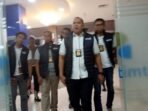 Direktur Reskrimsus Polda Kaltara Kombes Pol Dadan Wahyudi saat mendatangi Kanwil Bank Kaltimtara di Tanjung Selor, Jumat malam (15/8) usai memimpin penggeledahan. Foto: IST/ANTARA