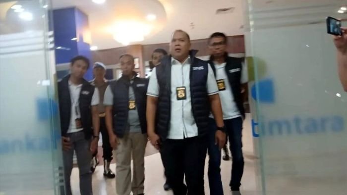 Direktur Reskrimsus Polda Kaltara Kombes Pol Dadan Wahyudi saat mendatangi Kanwil Bank Kaltimtara di Tanjung Selor, Jumat malam (15/8) usai memimpin penggeledahan. Foto: IST/ANTARA