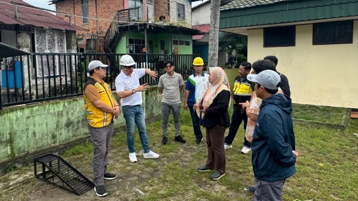 Direktur Utama PTMB, Yudhi Saharuddin saat melakukan peninjauan. Foto: BorneoFlash/IST