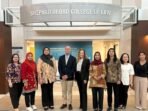 Enam orang profesional di bidang hukum, advokat perlindungan anak, dan aparat penegak hukum Indonesia yang mengikuti program pertukaran profesional yang disponsori oleh Departemen Luar Negeri Amerika Serikat terkait pelindungan hak anak saat berfoto bersama perwakilan dari Kedutaan Besar Amerika Serikat di Indonesia. FOTO : ANTARA/HO-Kedubes AS di Indonesia.