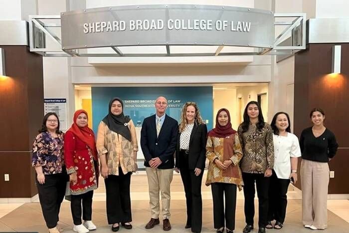 Enam orang profesional di bidang hukum, advokat perlindungan anak, dan aparat penegak hukum Indonesia yang mengikuti program pertukaran profesional yang disponsori oleh Departemen Luar Negeri Amerika Serikat terkait pelindungan hak anak saat berfoto bersama perwakilan dari Kedutaan Besar Amerika Serikat di Indonesia. FOTO : ANTARA/HO-Kedubes AS di Indonesia.