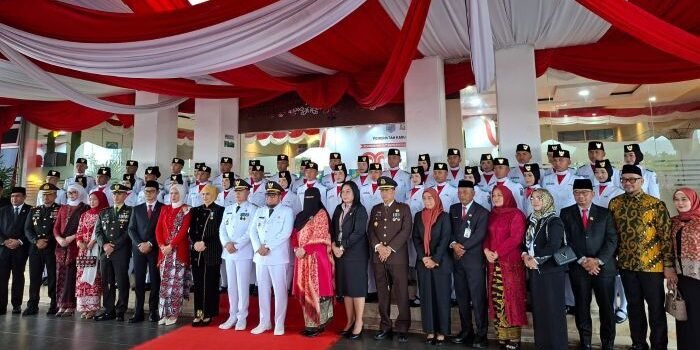 Forkopimda Kabupaten Paser hadir lengkap saat Upacara peringatan HUT ke-80 Kemerdekaan Republik Indonesia (RI) di Halaman Kantor Bupati Paser, pada Minggu (17/8/2025). Foto: BorneoFlash/Joe
