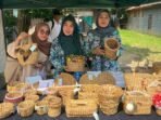 Forum Komunitas Wanita Waduk (FKWW) Sulap Gulma Eceng Gondok Waduk Benanga menjadi aneka kerajinan tangan dengan nilai seni sekaligus nilai jual. Foto: BorneoFlash/Nur Ainunnisa