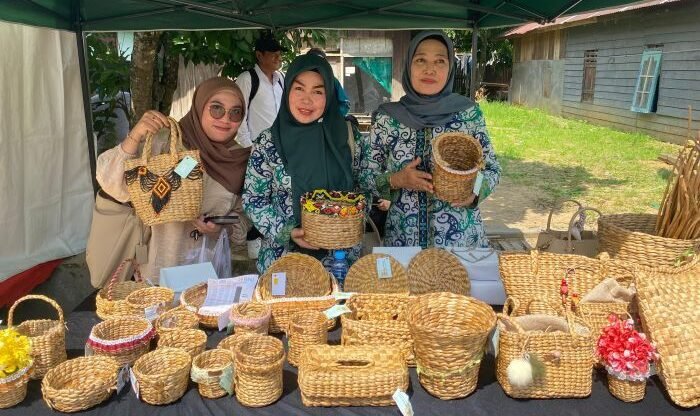 Forum Komunitas Wanita Waduk (FKWW) Sulap Gulma Eceng Gondok Waduk Benanga menjadi aneka kerajinan tangan dengan nilai seni sekaligus nilai jual. Foto: BorneoFlash/Nur Ainunnisa