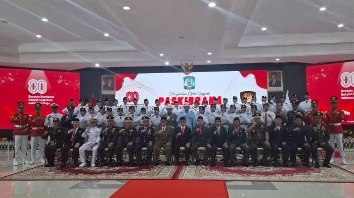 Foto Bersama Usai Pengukuhan 39 paskibraka di Aula Balai Kota Balikpapan, pada Jumat (15/8/2025) malam. Foto: BorneoFlash/Niken Sulastri