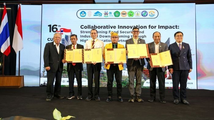Foto bersama Kepala Otorita IKN, Basuki Hadimuljono bersama perwakilan Council of University Presidents of Thailand (CUPT) dan Conference of Rectors of Indonesian State Universities (CRISU) pada penandatanganan MoU. Foto: HO/Humas Otorita IKN