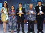 Foto bersama antara Ersa Manurung (penulis buku How I Lead Myself from Poverty to Wealth), Johnnie Sugiarto (Ketua Yayasan El John Indonesia), dan Basuki Hadimuljono (Kepala Otorita IKN) dalam acara Putri Bumi Indonesia 2025. Foto: HO/Humas Otorita IKN