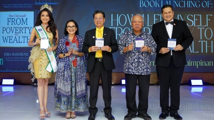 Foto bersama antara Ersa Manurung (penulis buku How I Lead Myself from Poverty to Wealth), Johnnie Sugiarto (Ketua Yayasan El John Indonesia), dan Basuki Hadimuljono (Kepala Otorita IKN) dalam acara Putri Bumi Indonesia 2025. Foto: HO/Humas Otorita IKN