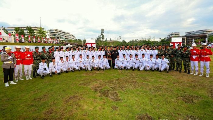 Foto bersama dengan Kepala Otorita IKN, Basuki Hadimuljono (kanan tengah), Anggota DPD RI, Yulianus Henock (kiri tengah) bersama para anggota Paskibraka dan petugas upacara. Foto: HO/Humas Otorita IKN