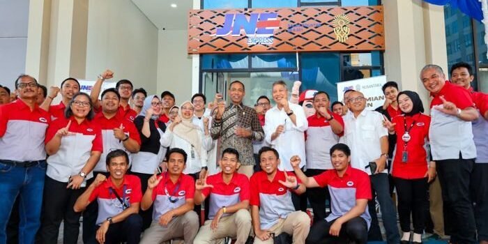 Foto bersama di depan gerai Sales Counter Agen IKN 001 di Hunian ASN 4 Tower 3. Foto: HO/Humas Otorita IKN