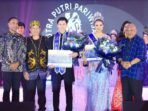 Foto bersama pemenang Putra-Putri Pariwisata Nusantara 2025 yang berasal dari Kalimantan Selatan bersama Deputi Bidang Pengendalian Pembangunan Otorita IKN dan Ketua Yayasan El Jhon Indonesia. Foto: HO/Humas Otorita IKN