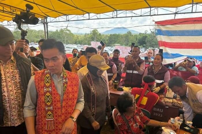 Wakil Presiden Gibran Rakabuming Raka meninjau layanan Cek Kesehatan Gratis di Desa Sepang Tokong, Kecamatan Toho, Kabupaten Mempawah, Kalimantan Barat, Sabtu (23/8/2025). FOTO : ANTARA/Mentari Dwi Gayati