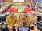 Gubernur Kaltim Rudy Mas’ud dan Wakil Gubernur Kaltim Seno Aji Tanggapi Isu Intimidasi Aksi Mahasiswa FKIP Unmul Membelakangi Wagub Seno, saat kegiatan Pengenalan Kehidupan Kampus bagi Mahasiswa Baru (PKKMB) di GOR 27 September, Rabu (5/8/2025) lalu. Foto: BorneoFlash/Nur Ainunnisa