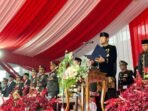 Gubernur Kaltim, Rudy Mas'ud menggunakan balutan pakaian adat Kutai, Baju Takwo hitam saat bertindak sebagai inspektur upacara HUT ke-80 Republik Indonesia di GOR Kadrie Oening, Sempaja, pada Minggu (17/8/2025). Foto: BorneoFlash/Nur Ainunnisa