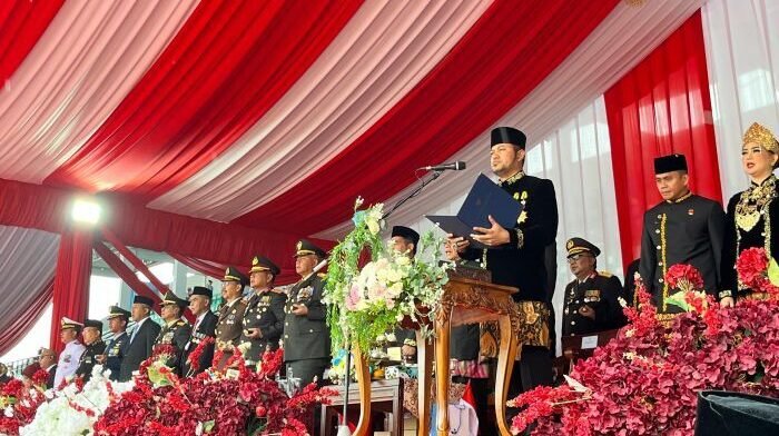 Gubernur Kaltim, Rudy Mas'ud menggunakan balutan pakaian adat Kutai, Baju Takwo hitam saat bertindak sebagai inspektur upacara HUT ke-80 Republik Indonesia di GOR Kadrie Oening, Sempaja, pada Minggu (17/8/2025). Foto: BorneoFlash/Nur Ainunnisa