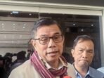 Anggota Komisi III DPR RI Hinca Panjaitan saat memberi keterangan pers di kompleks parlemen, Jakarta, Jumat (29/8/2025). Foto : ANTARA/Melalusa Susthira K.