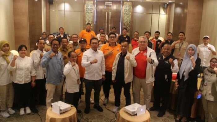 Momen foto bersama pada acara pertemuan I.League dengan Kemenpora dalam upaya mendorong terbentuknya ekosistem olahraga yang sehat dan berkelanjutan. Foto: HO/ileague.id