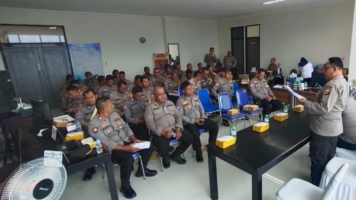 Jajaran Bhabinkamtibmas Polresta Balikpapan mendapatkan pelatihan khusus pengisian Indeks Keamanan Desa/Kelurahan (IKDK) dari Tim Direktorat Binmas Polda Kaltim, di Ruang Sat Binmas Polresta Balikpapan, pada Selasa (12/8/2025). Foto: BorneoFlash/Humas Polresta Balikpapan