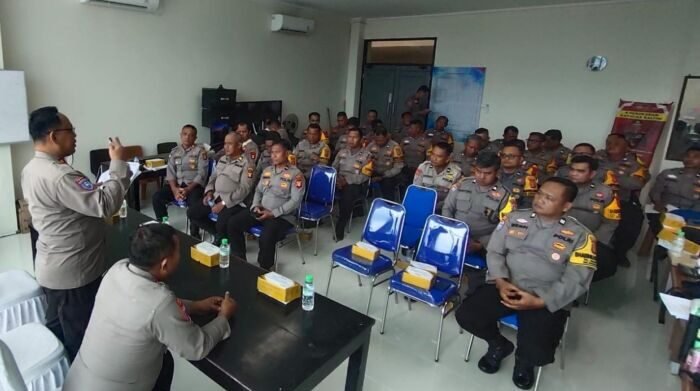 Jajaran Bhabinkamtibmas Polresta Balikpapan mendapatkan pelatihan khusus pengisian Indeks Keamanan Desa/Kelurahan (IKDK) dari Tim Direktorat Binmas Polda Kaltim, di Ruang Sat Binmas Polresta Balikpapan, pada Selasa (12/8/2025). Foto: BorneoFlash/Humas Polresta Balikpapan