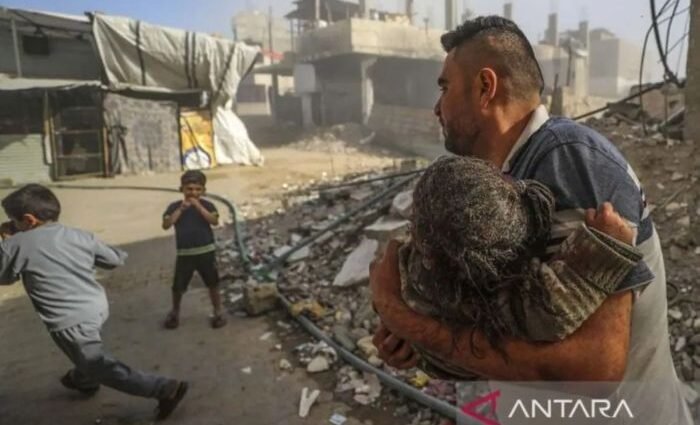 Arsip foto - Seorang laki-laki menggendong anak yang terluka untuk mendapat bantuan setelah serangan udara militer Israel di kamp pengungsi Jabalia, Jalur Gaza, Palestina (21/5/2025). Foto: ANTARA/Xinhua/Mahmoud Zaki/aa
