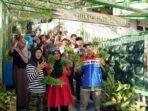KPI Unit Balikpapan bersama kelompok binaannya, Kelompok Wasiat Sejahtera 51 saat melakukan panen kangkung dan bayam merah yang ditanam di sepanjang lorong hijau. Foto: HO/KPI Unit Balikpapan