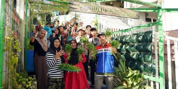 KPI Unit Balikpapan bersama kelompok binaannya, Kelompok Wasiat Sejahtera 51 saat melakukan panen kangkung dan bayam merah yang ditanam di sepanjang lorong hijau. Foto: HO/KPI Unit Balikpapan