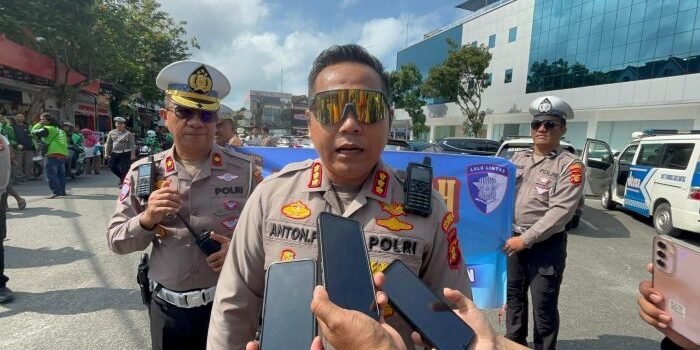 Kapolresta Balikpapan, Kombes Pol Anton Firmanto saat membagikan beras dan nasi bungkus kepada para pengemudi Ojek Online Balikpapan, di Halaman Azko Balikpapan Permai, pada Jumat (29/8/2025). Foto: BorneoFlash/Niken Sulastri