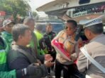 Kapolresta Balikpapan, Kombes Pol Anton Firmanto saat membagikan beras dan nasi bungkus kepada para pengemudi Ojek Online Balikpapan, di Halaman Azko Balikpapan Permai, pada Jumat (29/8/2025). Foto: BorneoFlash/Niken Sulastri