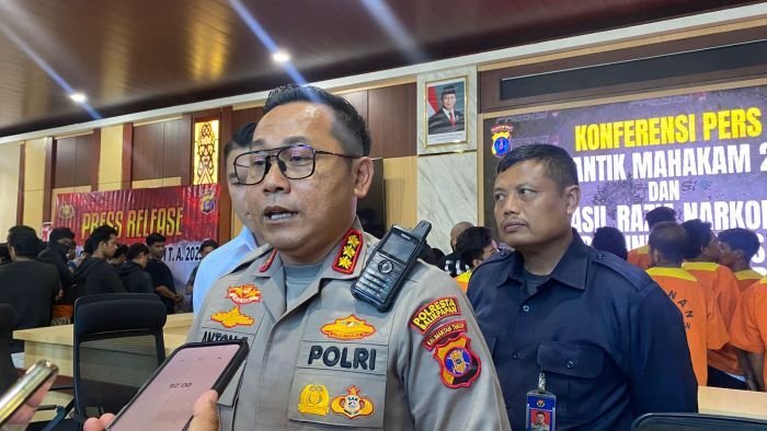 Kapolresta Balikpapan, Kombes Pol Anton Firmanto, SH, SIK, MSi, didampingi Kasat Narkoba AKP Yosimata S.J. Manggala, STR, SIK, Serta Kasi Humas Polresta Balikpapan, Ipda Sangidun. Foto: BorneoFlash/Agung Putra
