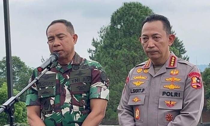Kapolri Jenderal Polisi Listyo Sigit Prabowo dan Panglima TNI Jenderal Agus Subiyanto di Kopi Koneng, Bojongkoneng, Kabupaten Bogor, Jawa Barat, Sabtu (30/8/2025). FOTO : ANTARA/M Fikri Setiawan.