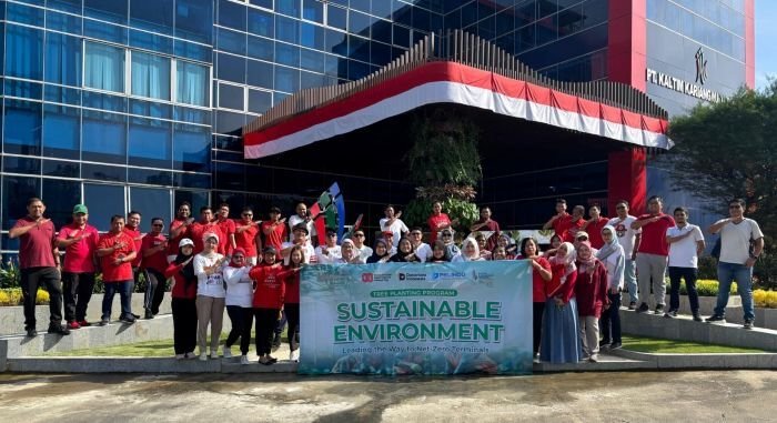 Karyawan dan manajemen PT KKT, bagian dari PT Pelindo, menggelar aksi penghijauan serentak di berbagai titik operasional, pada Jumat (15/8/2025). Foto: HO/KKT