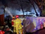 Kebakaran melanda sejumlah gerobak milik pedagang di kawasan sentra kuliner Gunung Bahagia, pada Senin dini hari (4/8/2025). Foto: HO/Satbrimob Polda Kaltim