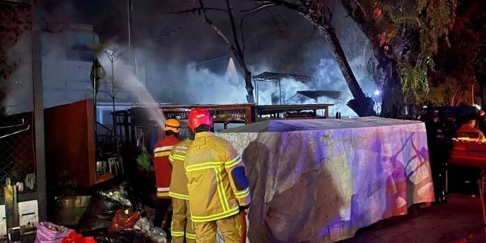 Kebakaran melanda sejumlah gerobak milik pedagang di kawasan sentra kuliner Gunung Bahagia, pada Senin dini hari (4/8/2025). Foto: HO/Satbrimob Polda Kaltim