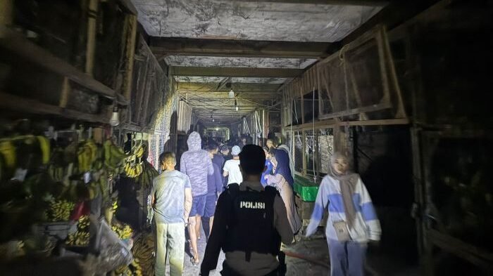 Kebakaran yang terjadi di Pasar Segiri Samarinda, pada Minggu malam (10/8/2025). Foto: BorneoFlasher/Nur Ainunnisa