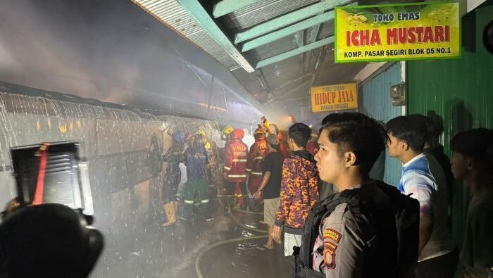 Kebakaran yang terjadi di Pasar Segiri Samarinda, pada Minggu malam (10/8/2025). Foto: BorneoFlasher/Nur Ainunnisa