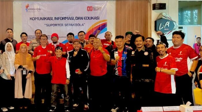Kemenpora bersama komunitas suporter yang berada di Makassar. Foto: HO/ileague.id