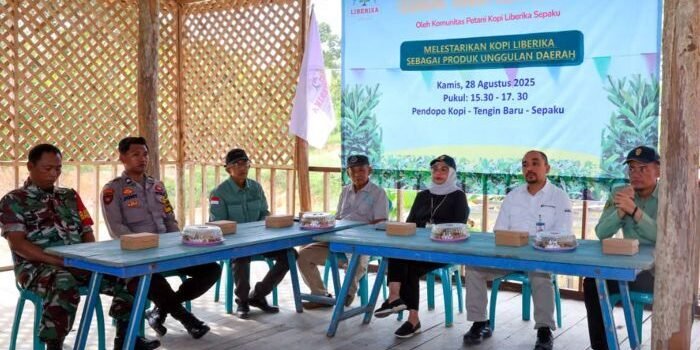 Kegiatan Gerakan Tanam Kopi Liberika Sepaku dilaksanakan di Pendopo Kopi, Desa Tengin Baru, Kecamatan Sepaku, pada hari Kamis (28/08/2025) mulai dari diskusi bersama, penanaman pohon kopi, hingga mencicipi secangkir kopi khas liberika. Foto: HO/Humas Otorita IKN