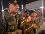 Kepala Bidang Lalu Lintas Angkutan Jalan (LLAJ) Dinas Perhubungan Kaltim, Heru Santoso, saat membacakan hasil kesepakatan di depan massa aksi, pada Senin malam (11/8/2025). Foto: BorneoFlash/Nur Ainunnisa