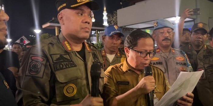 Kepala Bidang Lalu Lintas Angkutan Jalan (LLAJ) Dinas Perhubungan Kaltim, Heru Santoso, saat membacakan hasil kesepakatan di depan massa aksi, pada Senin malam (11/8/2025). Foto: BorneoFlash/Nur Ainunnisa