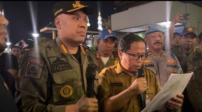 Kepala Bidang Lalu Lintas Angkutan Jalan (LLAJ) Dinas Perhubungan Kaltim, Heru Santoso, saat membacakan hasil kesepakatan di depan massa aksi, pada Senin malam (11/8/2025). Foto: BorneoFlash/Nur Ainunnisa