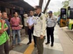 Kepala Bidang Trantibum Satpol PP Kaltim, Edwin Noviansyah Rachim, memberikan teguran secara lisan kepada pengemudi bus saat operasi penertiban terminal bayangan di Jalan APT Pranoto, Samarinda Seberang, pada Rabu (27/8/2025). Foto: BorneoFlash/Nur Ainunnisa