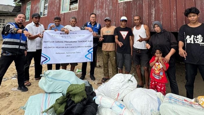 Kepala Cabang PELNI Balikpapan, Ridwan Mandaliko, bersama jajaran pegawai cabang menyalurkan bantuan sarana dan prasarana tangkap ikan kepada masyarakat nelayan pada 21 Agustus 2025. Foto: HO/Pelni