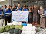 Kepala Cabang PELNI Balikpapan, Ridwan Mandaliko, bersama jajaran pegawai cabang menyalurkan bantuan sarana dan prasarana tangkap ikan kepada masyarakat nelayan pada 21 Agustus 2025. Foto: HO/Pelni