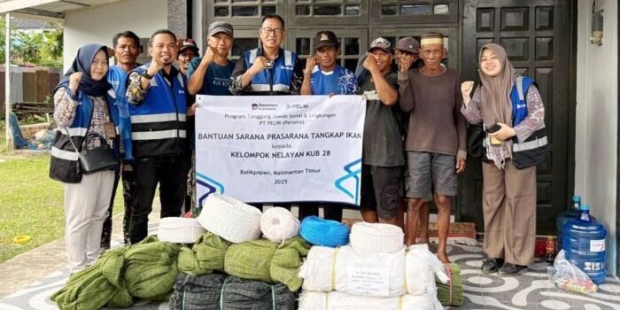 Kepala Cabang PELNI Balikpapan, Ridwan Mandaliko, bersama jajaran pegawai cabang menyalurkan bantuan sarana dan prasarana tangkap ikan kepada masyarakat nelayan pada 21 Agustus 2025. Foto: HO/Pelni