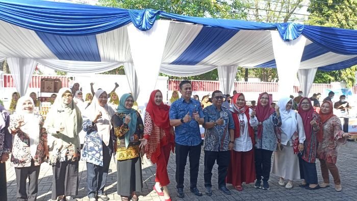 Kepala DKP Kaltim, Irhan Hukmaidy Bersama Pelaku UMKM Sektor Pertanian. Foto: BorneoFlash/Nur Ainunnisa