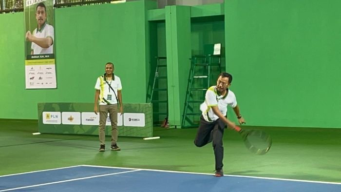Kepala Kajati Kaltim, Supardi saat membuka Kejuaraan Tenis Kajati Kaltim Cup II Tahun 2025, di Balikpapan Tennis Stadium, pada Jumat (22/8/2025). Foto: BorneoFlash/Niken Sulastri