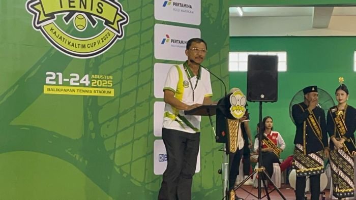 Kepala Kajati Kaltim, Supardi saat membuka Kejuaraan Tenis Kajati Kaltim Cup II Tahun 2025, di Balikpapan Tennis Stadium, pada Jumat (22/8/2025). Foto: BorneoFlash/Niken Sulastri