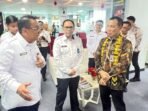 Kepala Kanwil Imigrasi Kaltim, Syahrioma Delavino berbincang dengan Stafsus Menteri Imipas Heru Dwi Pratondo di Kantor Imigrasi Kelas I TPI Balikpapan, pada Jumat (15/8/2025). Foto: HO/Kanim Balikpapan