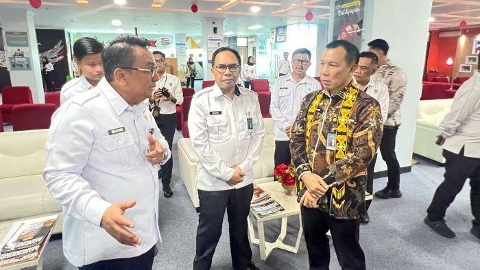 Kepala Kanwil Imigrasi Kaltim, Syahrioma Delavino berbincang dengan Stafsus Menteri Imipas Heru Dwi Pratondo di Kantor Imigrasi Kelas I TPI Balikpapan, pada Jumat (15/8/2025). Foto: HO/Kanim Balikpapan